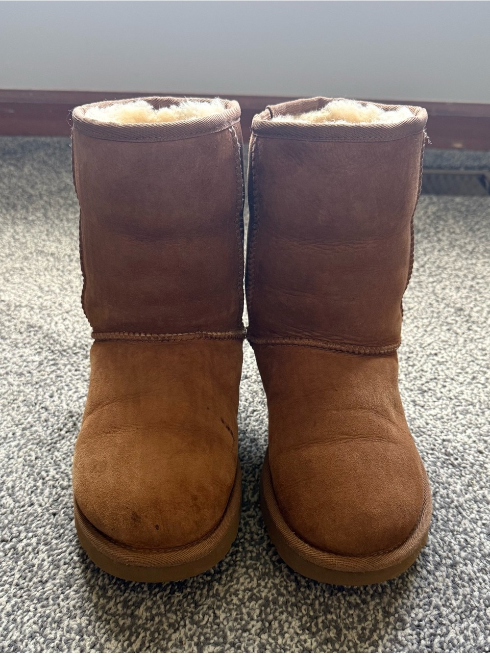 UGG Classic Short II Boots Women’s Size 8 Chestnut Brown Sheepskin Winter Boots